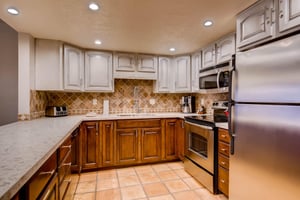 Park Station 140 has a wellequipped kitchen with wood cabinets and stainless steel appliances.