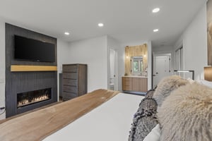 The main suite has a kingsize bed and gas burning fireplace and flat screen TV.