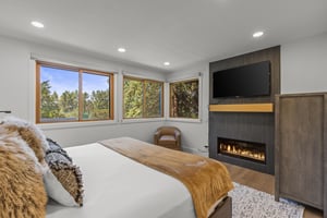 The main suite has a kingsize bed and gas burning fireplace and flat screen TV.