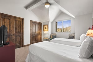 Two twin beds can be converted to kingsize bed with 24hours advance notice.