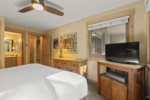 The main suite offers a kingsize bed and flat screen TV.