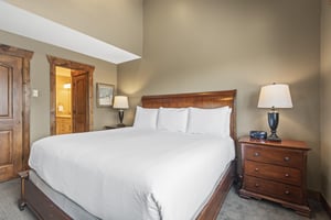 The main suite has a kingsize bed and en suite bathroom.