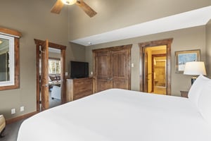 The main suite has a kingsize bed and flat screen TV.