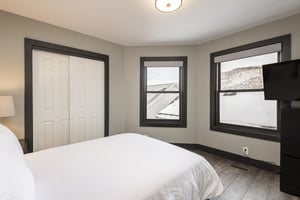 Guest bedroom with queen bed