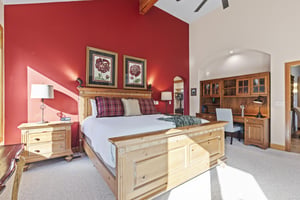 The spacious main suite with a kingsize bed and built in desk area.