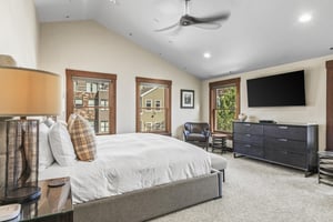 Vacation rental main suite with king size bed.