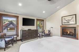 Vacation rental main suite with king size bed.