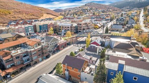 Arial view showing Town Lift proximity to The Peak at Town Lift.