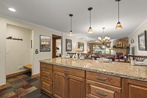 The breakfast bar offers seating for 4 guests.