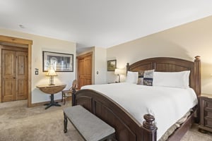 The main suite offers a king size bed and en suite bathroom.