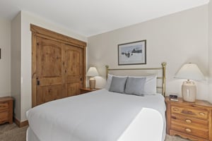 The bedroom offers a queen size bed and well appointed furniture.
