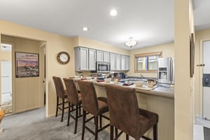 The breakfast bar offers seating for 4.