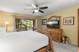 The main suite offers a kingsize bed and a flat screen TV.
