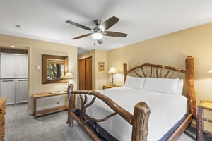 The main suite offers a kingsize bed with a log bedframe.