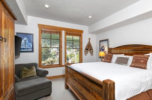 The main suite offers a king size bed and comfortable sitting area.