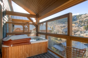 The private hot tub is available in the winter.