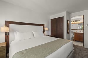 The main suite bathroom has a king size bed and en suite bathroom.