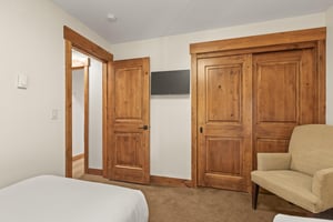 The second bedroom with two twin beds that can be made into a kingsize bed with 24hours advanced notice.