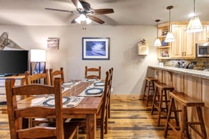 The dining table offers seating for 6 guests and the breakfast bar seating for 3 guests.
