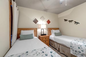 Second bedroom with 2 twin beds that can be made into a king with 24hours advance notice.