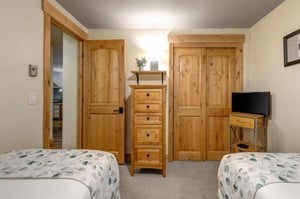 Second bedroom with 2 twin beds that can be made into a king with 24hours advance notice.