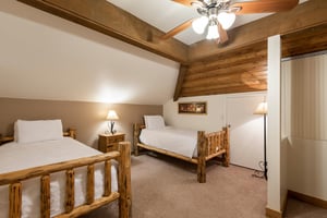 Second sleeping area in the loft with two twinsized beds.