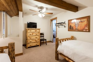 Second sleeping area in the loft with two twinsized beds.