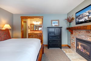 The main suite offers an en suite bathroom.