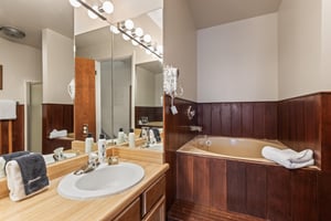 Premier Snow Flower Condominium 130s main suite bathroom with jetted tub.
