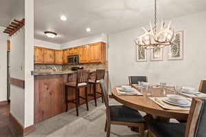 This skiinskiout vacation rental features a fully equipped kitchen and elegant dining space.