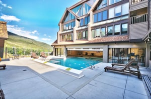 Resort Plazas outdoor pool deck overlooking the mountains