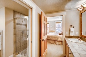 ParkCityLodging_TownPointeB203_MainBath2