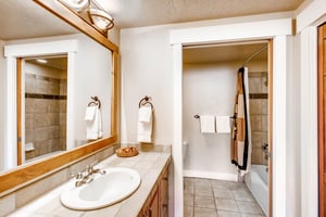 Full bath  ParkCityLodging_TownPointeB203_Guestroom_bath