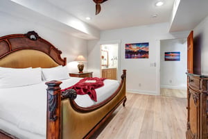 Sink into your elegantly carved bed kings size bed and enjoy the en suite bathroom.