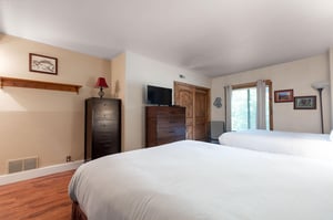 Spacious main bedroom