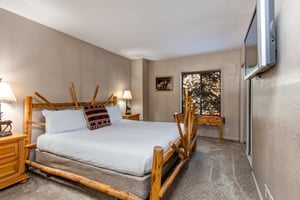 Park Station 120 has a main suite with a kingsize bed.