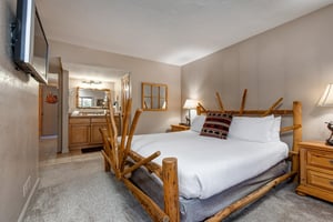 Park Station 120 has a main suite with a kingsize bed and en suite bathroom.