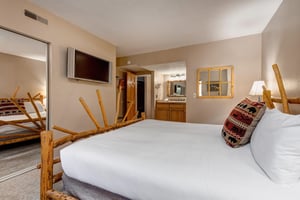 Park Station 120 has a main suite with a kingsize bed and en suite bathroom.