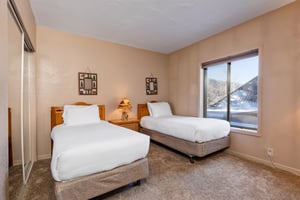 Park Station 120s second bedroom with two twin beds.