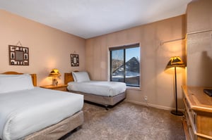 Park Station 120s second bedroom with two twin beds.