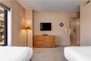 Park Station 120s second bedroom with two twin beds.