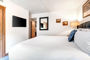 Park Station 139 has a main suite with a kingsize bed and TV.