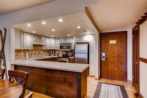 Park Station 140 has a wellequipped kitchen with wood cabinets and stainless steel appliances.
