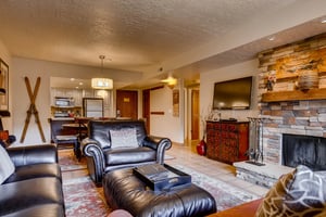 Park Station 140 has a cozy living room with leather couches and wood burning fireplace.