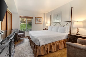 Park Station 218 offers a main suite with a kingsize bed.