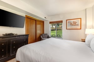 Park Station 218 offers a main suite with a kingsize bed and flat screen TV.