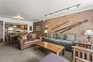 Park Station 121 has a living room with comfortable furnishings and wooden skis on the wall.
