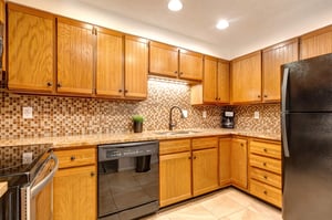 Park Station 124 has a well equipped kitchen with granite countertops and wood cabinets.