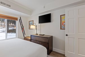 The main suite offers a kingsize bed and flatscreen TV.