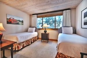 Guest bedroom with a flatscreen TV